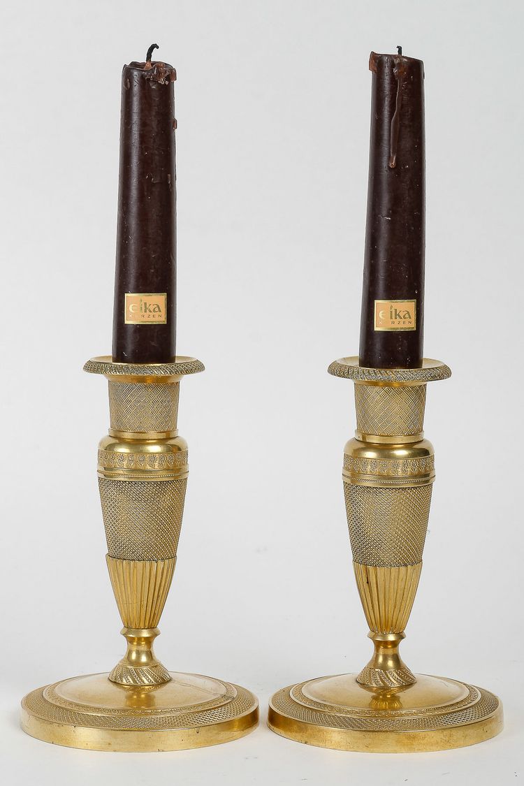 Paar kleine Kerzenleuchter namens „Ragots“ aus vergoldeter Bronze, Empire-Zeit, um 1810