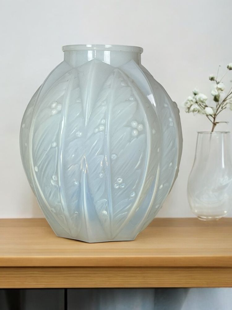 OPALESCENT GLASS VASE SIGNED VERLYS FROM THE 1930S WITH LAUREL DECOR