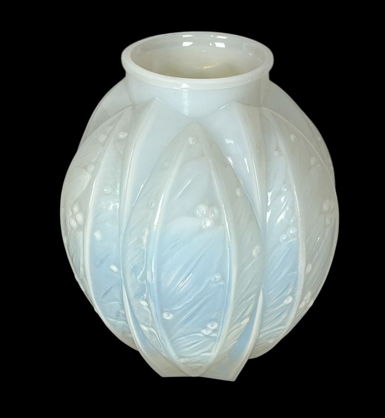 OPALESCENT GLASS VASE SIGNED VERLYS FROM THE 1930S WITH LAUREL DECOR