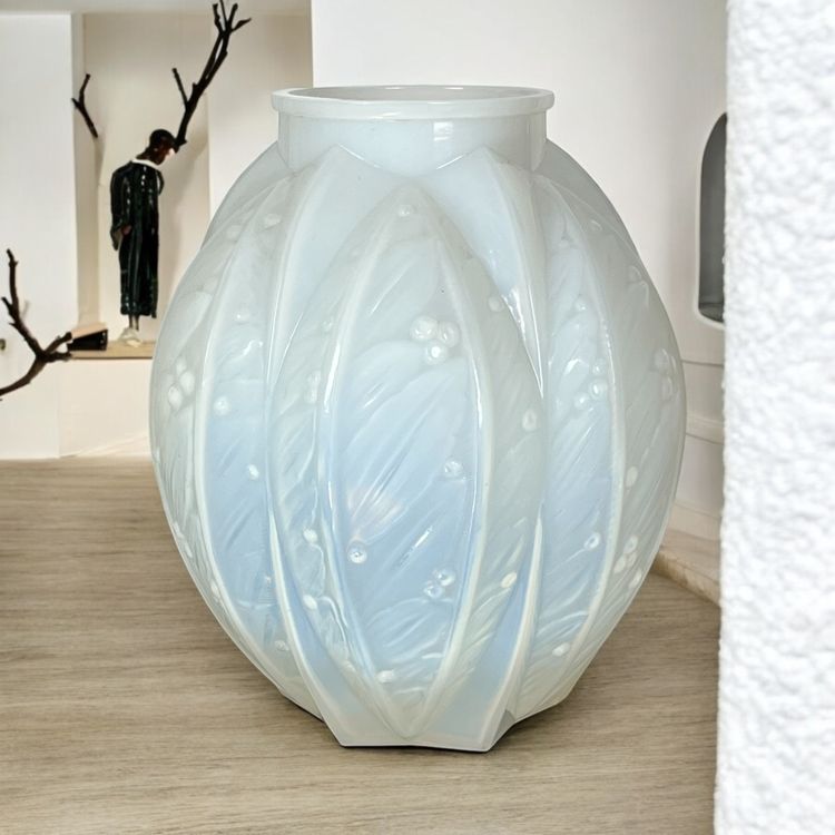 OPALESCENT GLASS VASE SIGNED VERLYS FROM THE 1930S WITH LAUREL DECOR