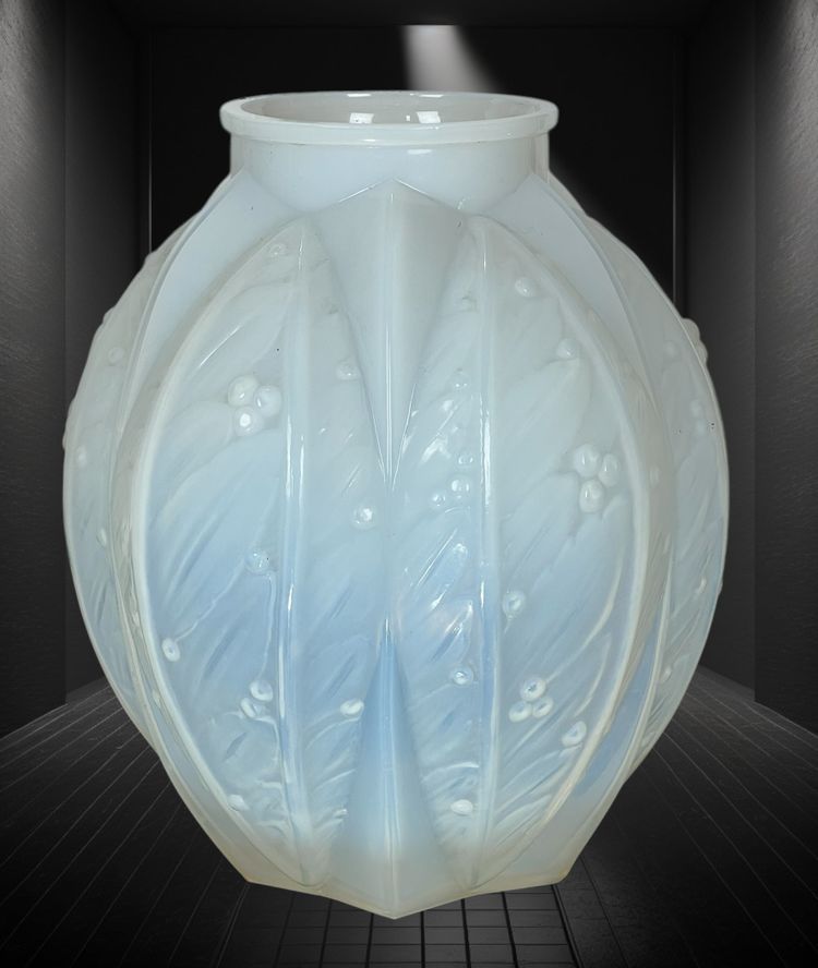 OPALESCENT GLASS VASE SIGNED VERLYS FROM THE 1930S WITH LAUREL DECOR