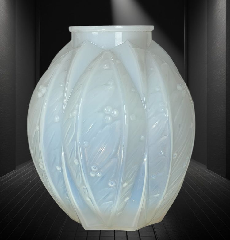 OPALESCENT GLASS VASE SIGNED VERLYS FROM THE 1930S WITH LAUREL DECOR