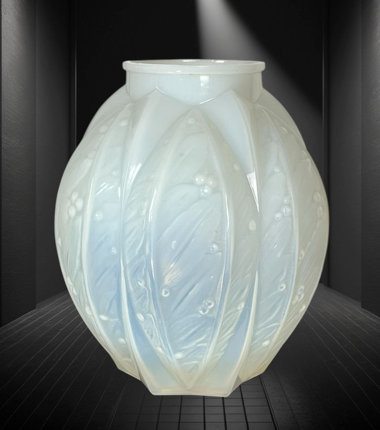 OPALESCENT GLASS VASE SIGNED VERLYS FROM THE 1930S WITH LAUREL DECOR
