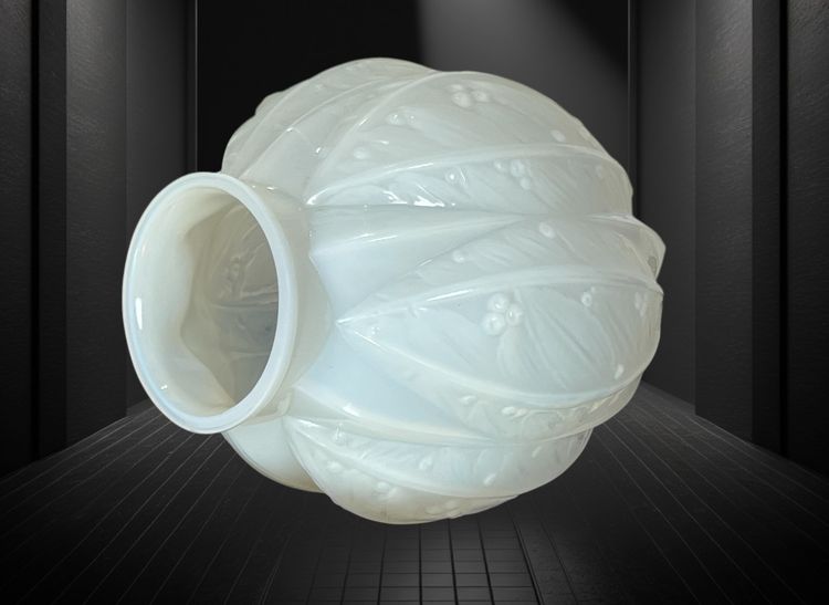 OPALESCENT GLASS VASE SIGNED VERLYS FROM THE 1930S WITH LAUREL DECOR