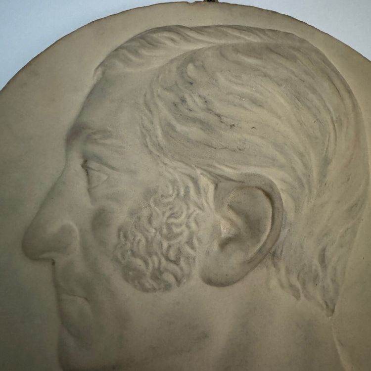 Gesso dell'atelier Charles Filleul, profilo di un uomo con basette