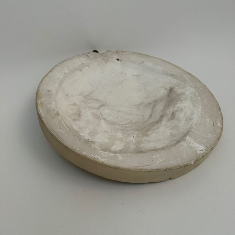 Gesso dell'atelier Charles Filleul, profilo di un uomo con basette