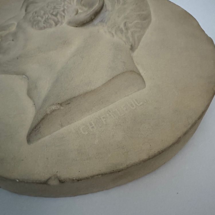 Gesso dell'atelier Charles Filleul, profilo di un uomo con basette