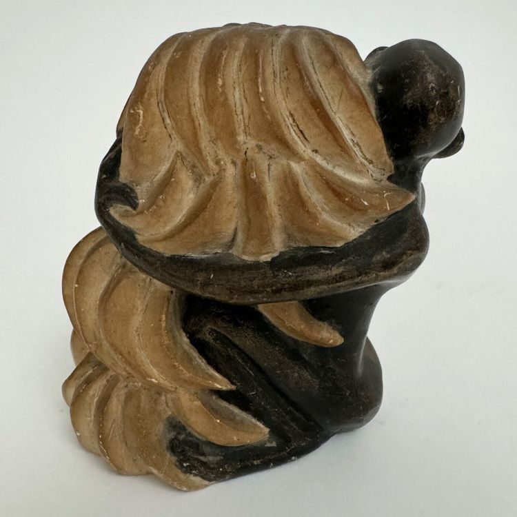 Scultura africanista 1930 soggetto femminile che tiene in mano un casco di banane
