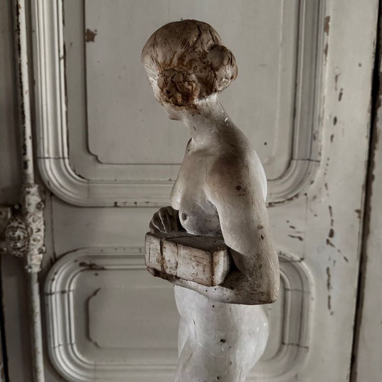 Statua in gesso da laboratorio di Charles Filleul soggetto femminile in scatola del XX secolo