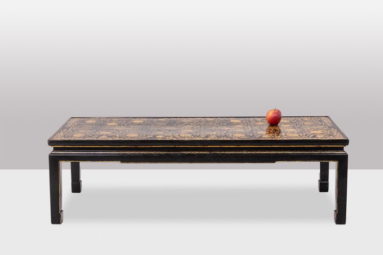 Table basse en laque rehaussée de motifs floraux. Circa 1900. LS6207355G