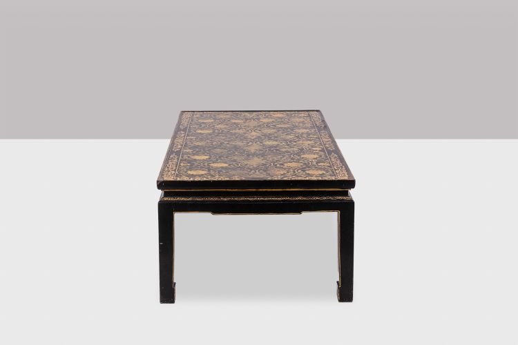 Table basse en laque rehaussée de motifs floraux. Circa 1900. LS6207355G