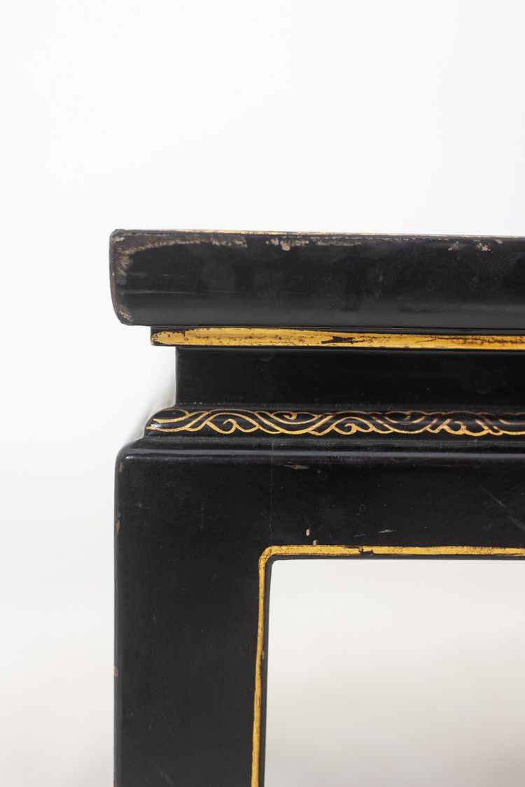 Table basse en laque rehaussée de motifs floraux. Circa 1900. LS6207355G
