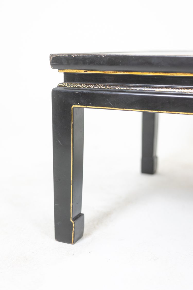 Table basse en laque rehaussée de motifs floraux. Circa 1900. LS6207355G