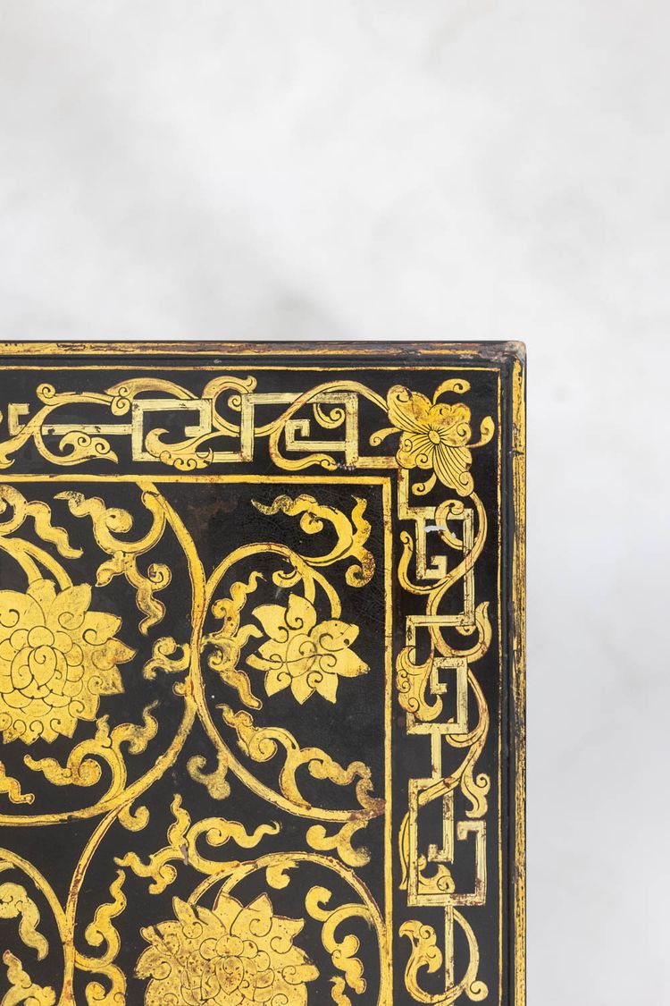 Table basse en laque rehaussée de motifs floraux. Circa 1900. LS6207355G