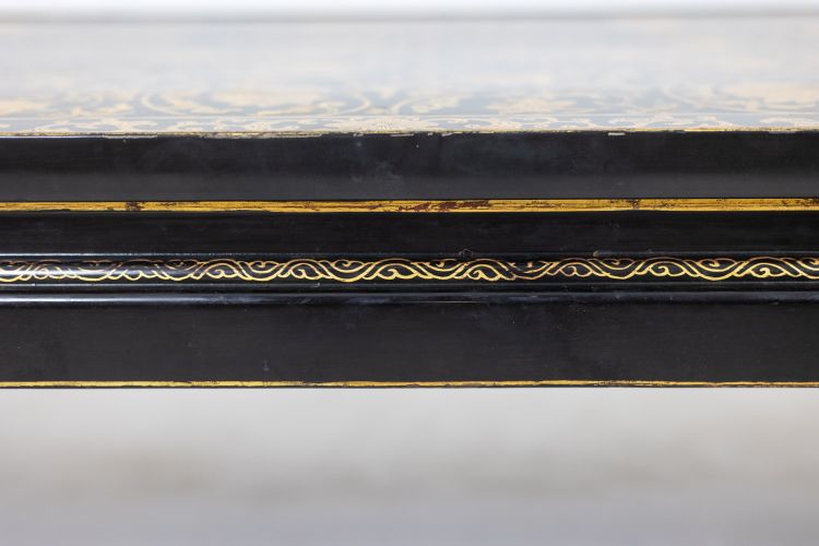 Table basse en laque rehaussée de motifs floraux. Circa 1900. LS6207355G