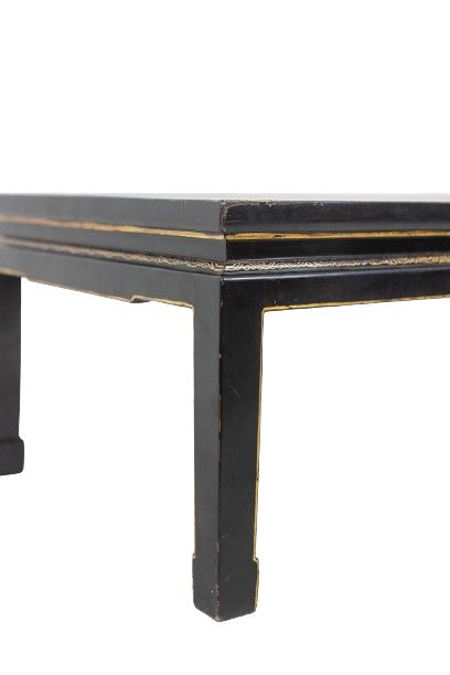 Table basse en laque rehaussée de motifs floraux. Circa 1900. LS6207355G