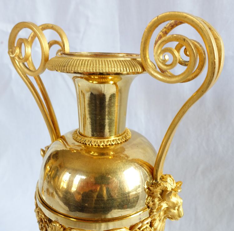 Claude Galle (attributed to): pair of Directoire period cassolettes in mercury-gilded bronze