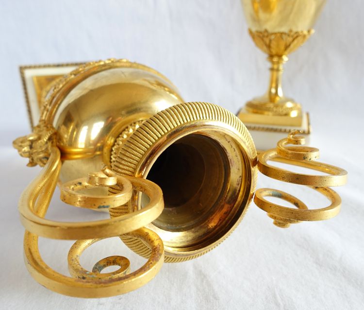 Claude Galle (attributed to): pair of Directoire period cassolettes in mercury-gilded bronze