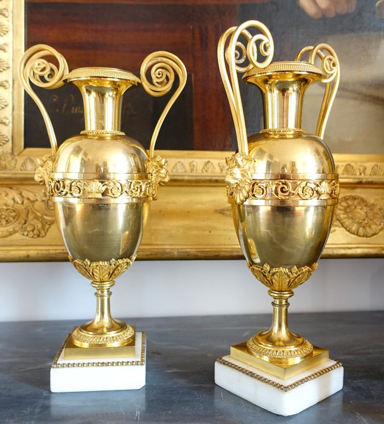 Claude Galle (attributed to): pair of Directoire period cassolettes in mercury-gilded bronze
