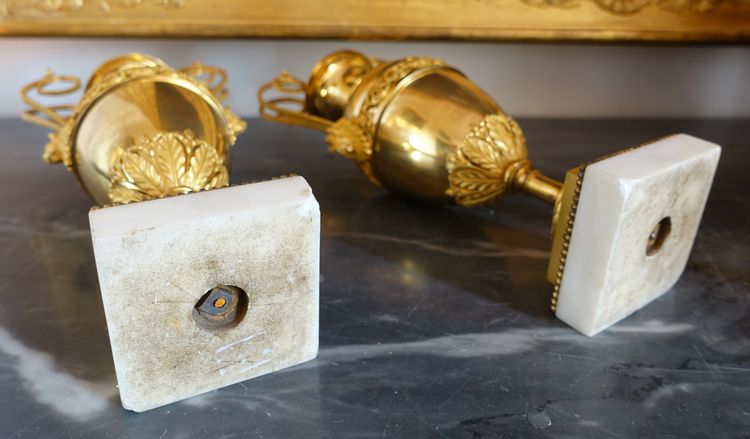 Claude Galle (attributed to): pair of Directoire period cassolettes in mercury-gilded bronze