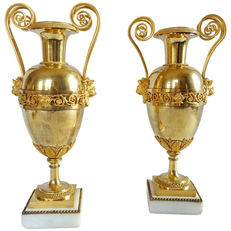 Claude Galle (attributed to): pair of Directoire period cassolettes in mercury-gilded bronze