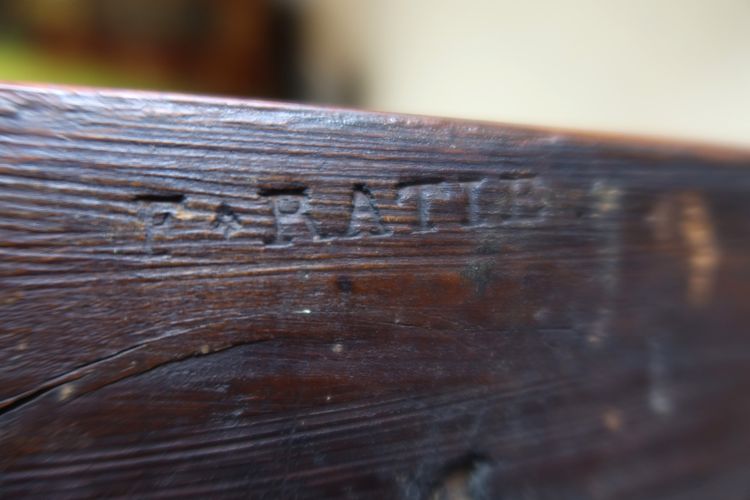 Halbmondförmige Kommode mit Stempel F.Ratié, 18. Jahrhundert