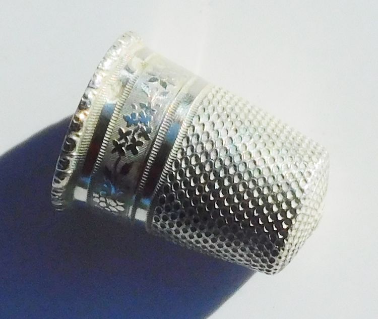 Necessaria vecchia scatola da cucito dell'inizio del XIX secolo, forbici, ditale, punzone da cucito, argento 
