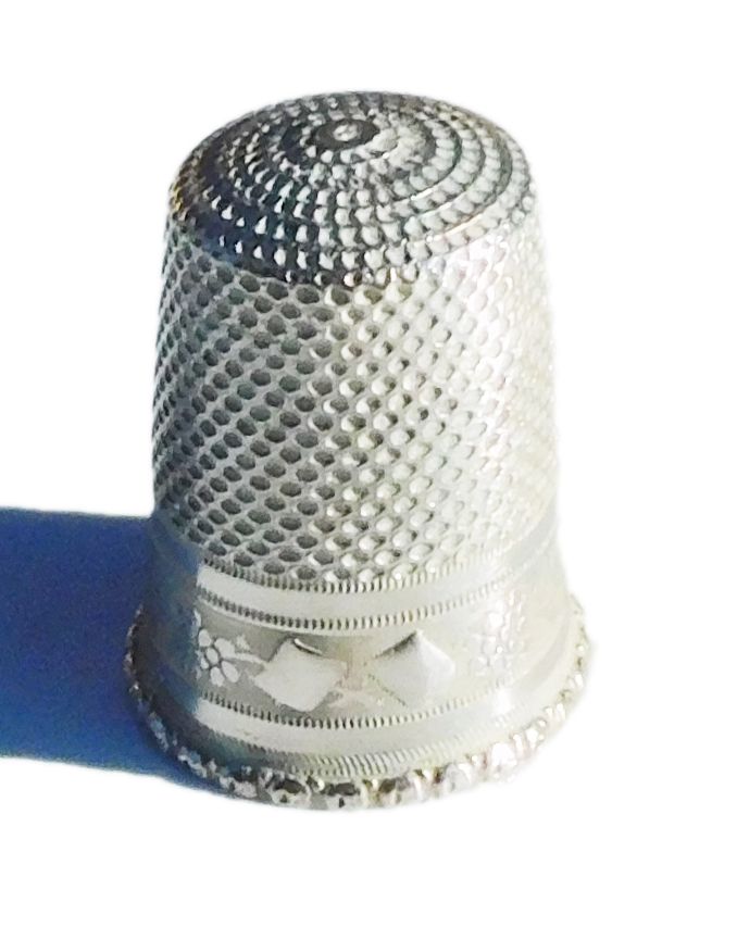 Necessaria vecchia scatola da cucito dell'inizio del XIX secolo, forbici, ditale, punzone da cucito, argento 