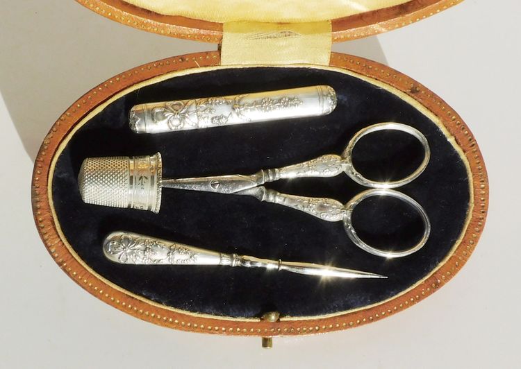Necessaria vecchia scatola da cucito dell'inizio del XIX secolo, forbici, ditale, punzone da cucito, argento 
