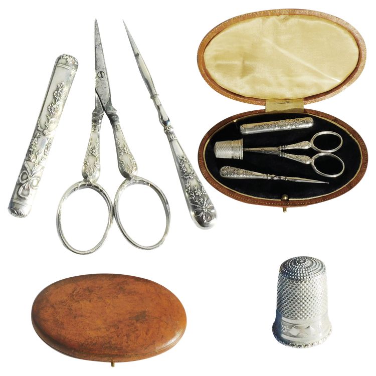 Necessaria vecchia scatola da cucito dell'inizio del XIX secolo, forbici, ditale, punzone da cucito, argento 