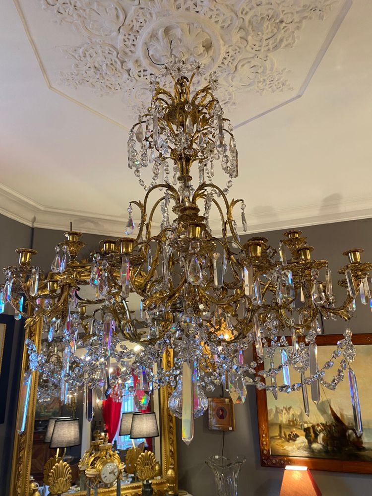 Lampadario Di Grandi Dimensioni In Bronzo Dorato E Nappe In Cristallo Baccarat