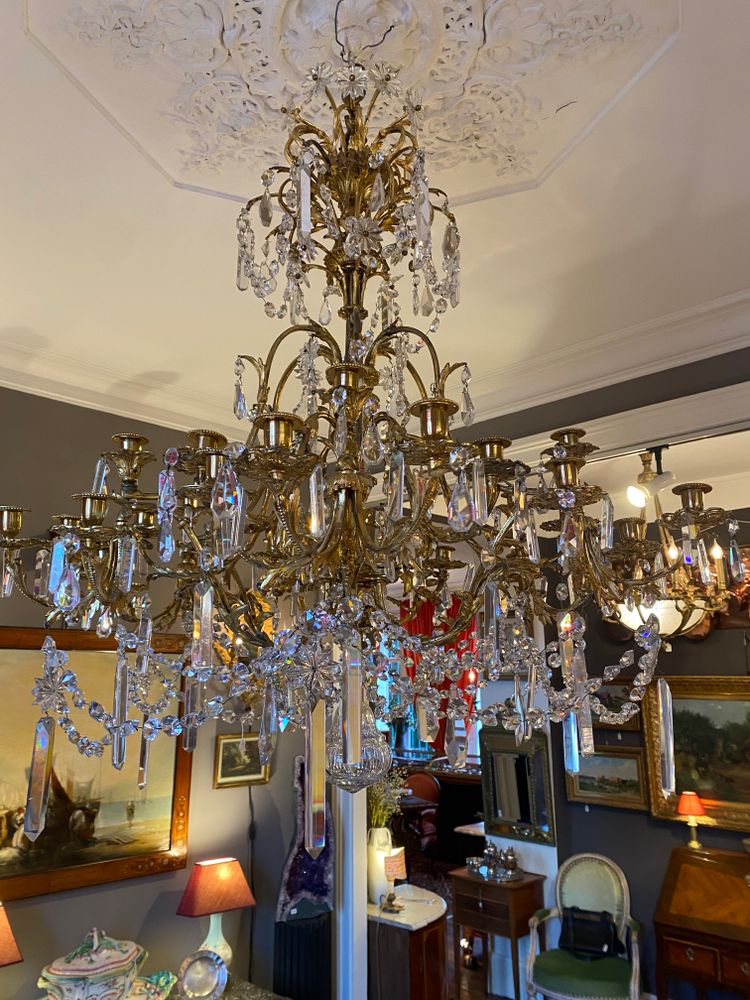 Lampadario Di Grandi Dimensioni In Bronzo Dorato E Nappe In Cristallo Baccarat