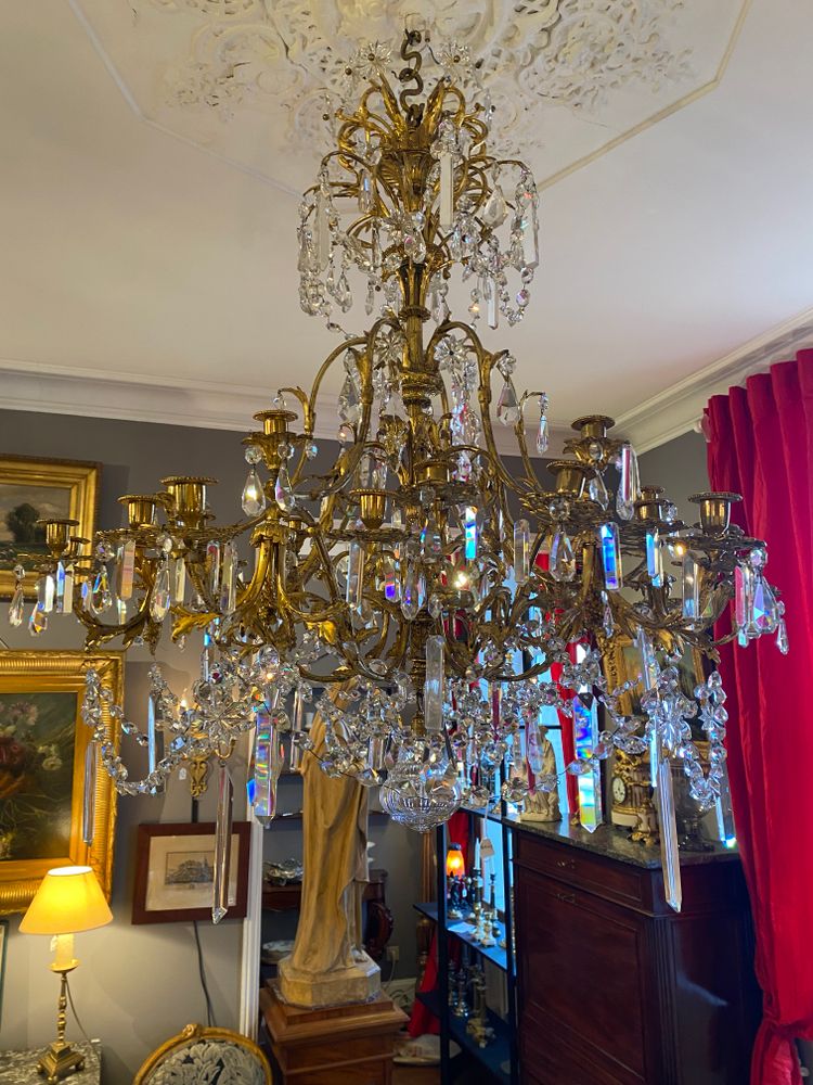 Lampadario Di Grandi Dimensioni In Bronzo Dorato E Nappe In Cristallo Baccarat