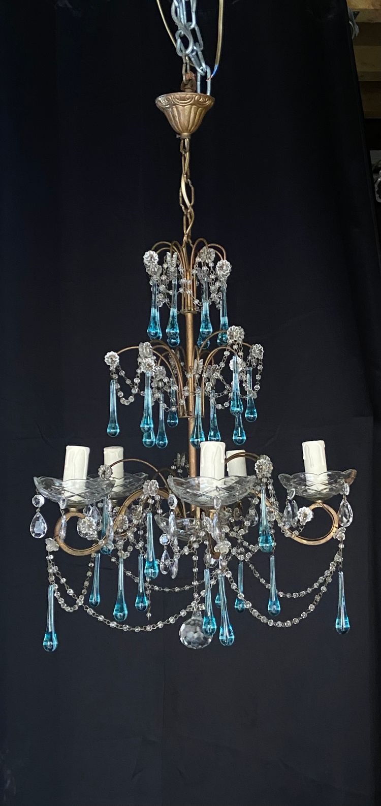 Kronleuchter aus blauen Tropfen