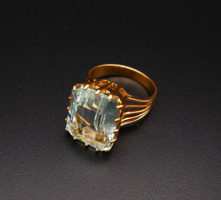 Bague Sertie d'Une Aigue Marine, Or Jaune 18 Carats.