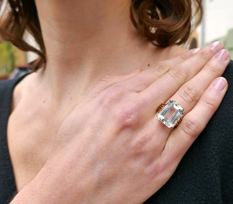 Bague Sertie d'Une Aigue Marine, Or Jaune 18 Carats.