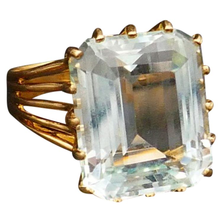 Bague Sertie d'Une Aigue Marine, Or Jaune 18 Carats.
