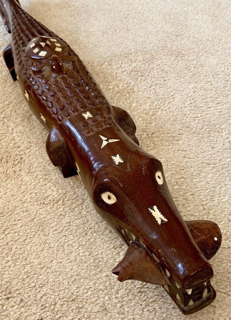 îles Salomon, Années 1950/1960, Sculpture En Bois Incrusté De Nacre Formant Un Crocodile. 
