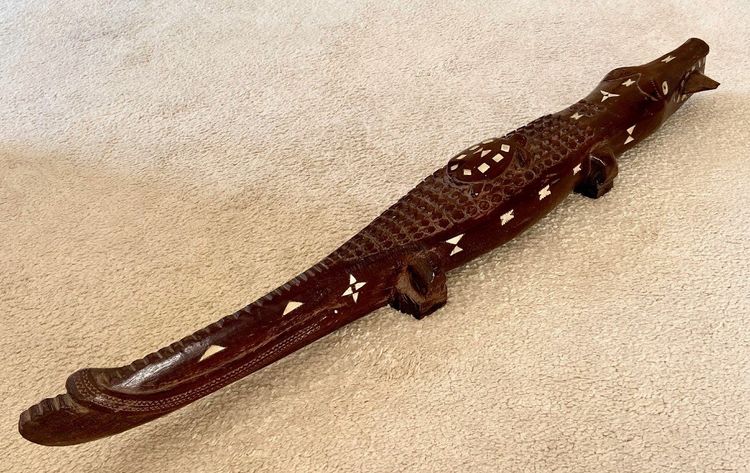 îles Salomon, Années 1950/1960, Sculpture En Bois Incrusté De Nacre Formant Un Crocodile. 