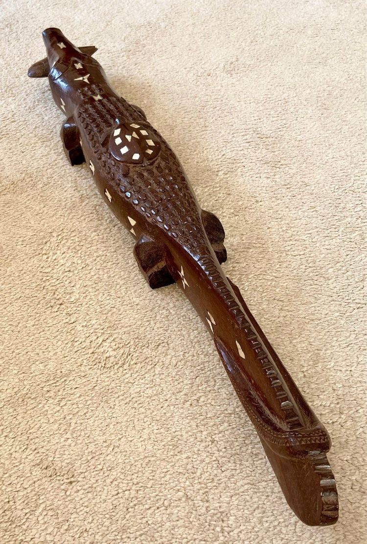 îles Salomon, Années 1950/1960, Sculpture En Bois Incrusté De Nacre Formant Un Crocodile. 