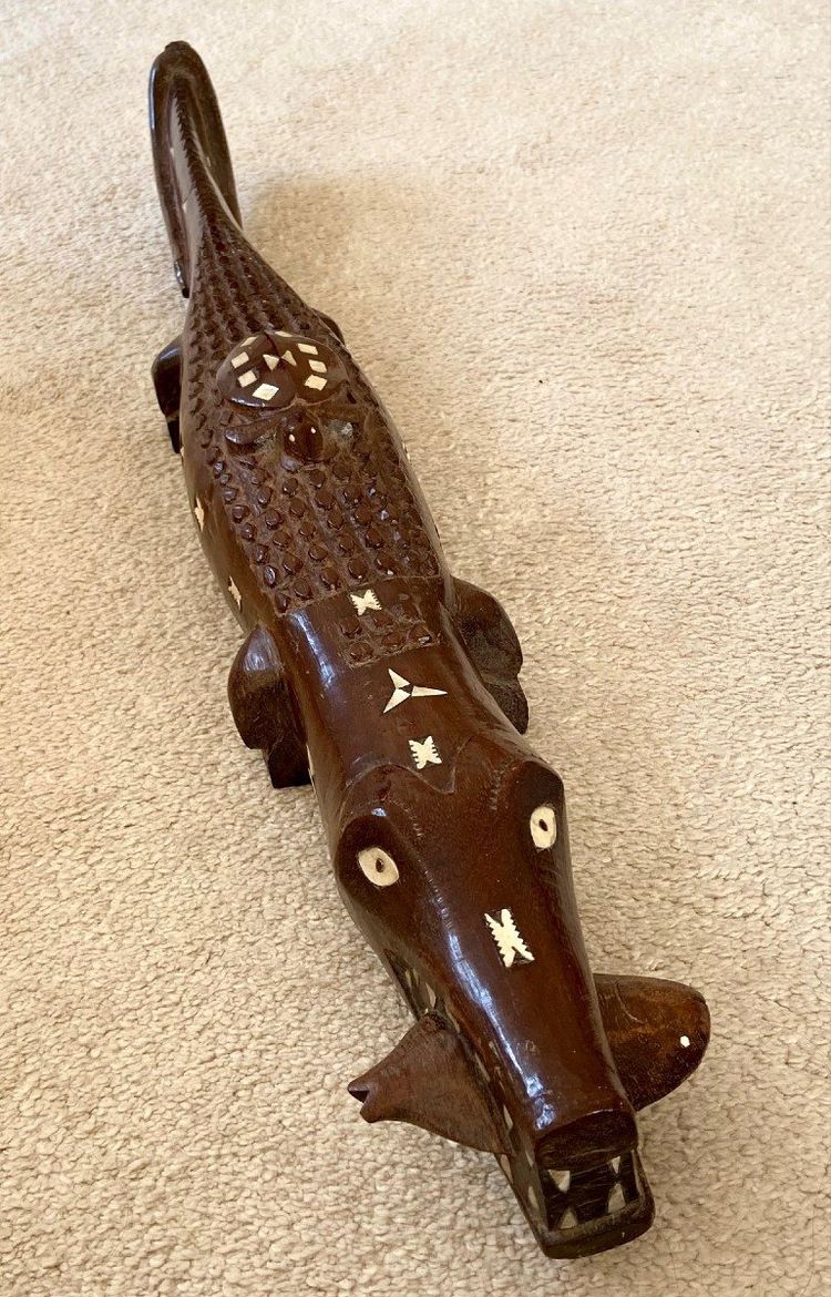 îles Salomon, Années 1950/1960, Sculpture En Bois Incrusté De Nacre Formant Un Crocodile. 