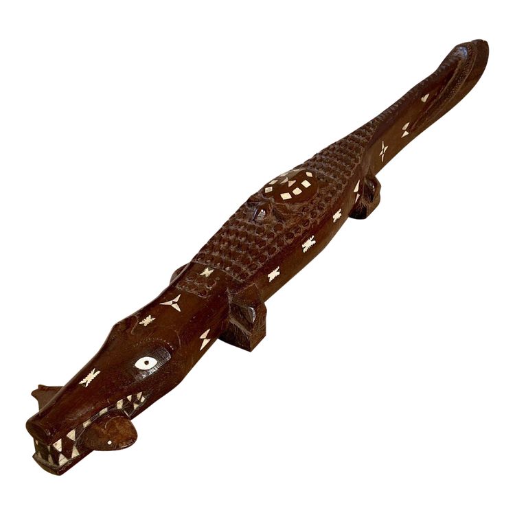 îles Salomon, Années 1950/1960, Sculpture En Bois Incrusté De Nacre Formant Un Crocodile. 