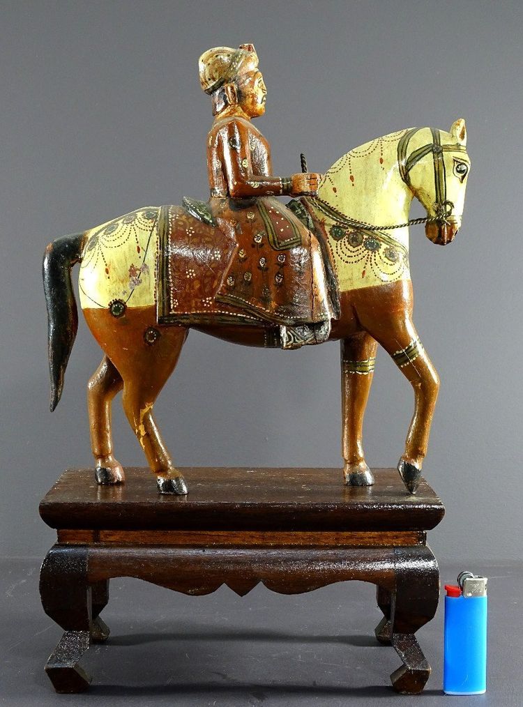 Indien, Mitte des 20. Jahrhunderts, Polychrome Holzgruppe Reiter Auf Seinem Geschnallten Reittier.