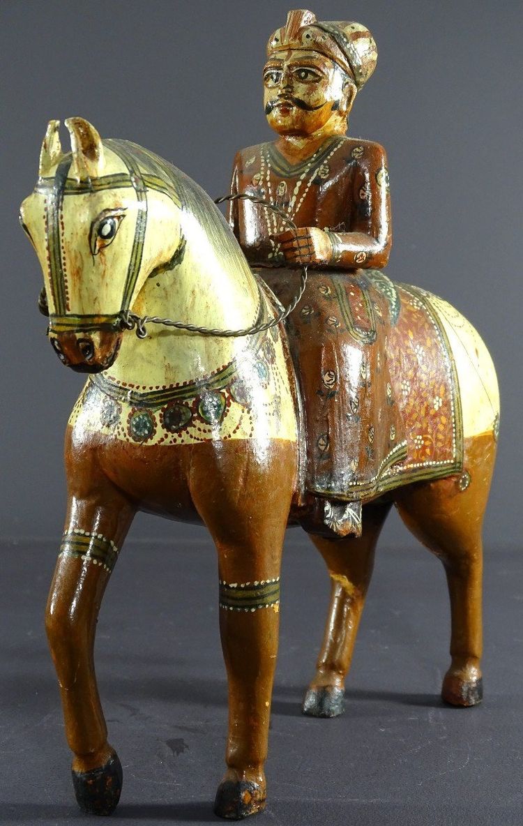 Indien, Mitte des 20. Jahrhunderts, Polychrome Holzgruppe Reiter Auf Seinem Geschnallten Reittier.