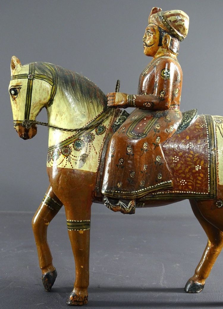 Indien, Mitte des 20. Jahrhunderts, Polychrome Holzgruppe Reiter Auf Seinem Geschnallten Reittier.