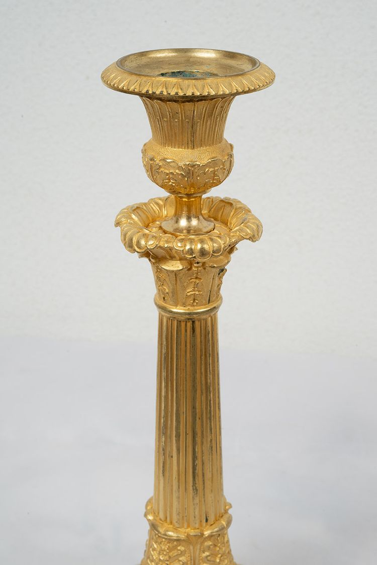 Coppia di antichi candelieri Impero in ormolu. XIX secolo.
