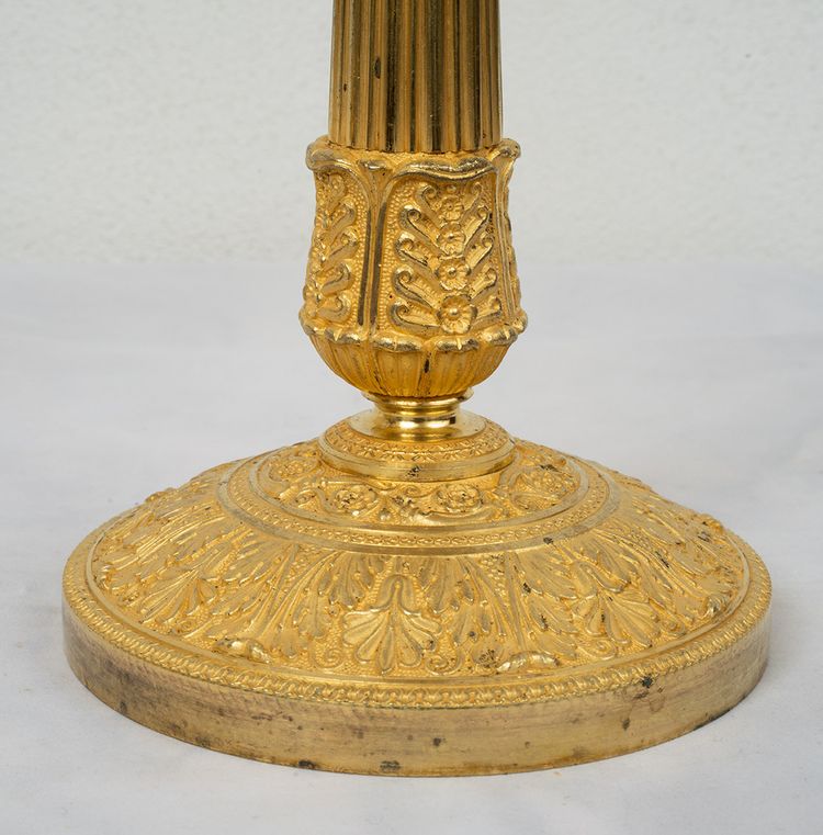 Coppia di antichi candelieri Impero in ormolu. XIX secolo.