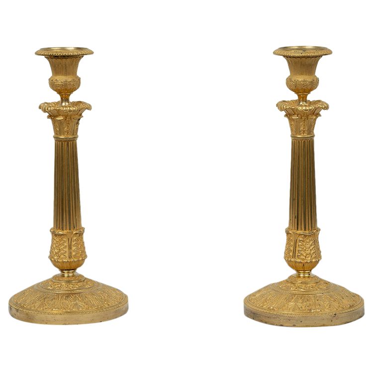 Coppia di antichi candelieri Impero in ormolu. XIX secolo.
