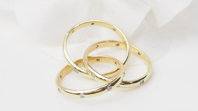 Three-ring wedding band in yellow gold and diamonds