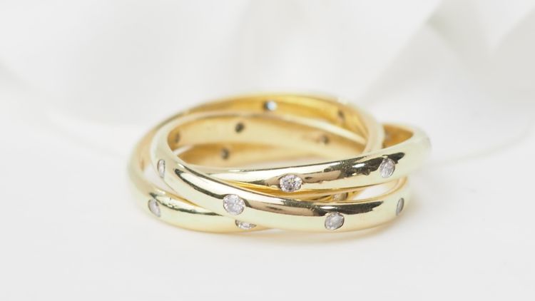 Three-ring wedding band in yellow gold and diamonds